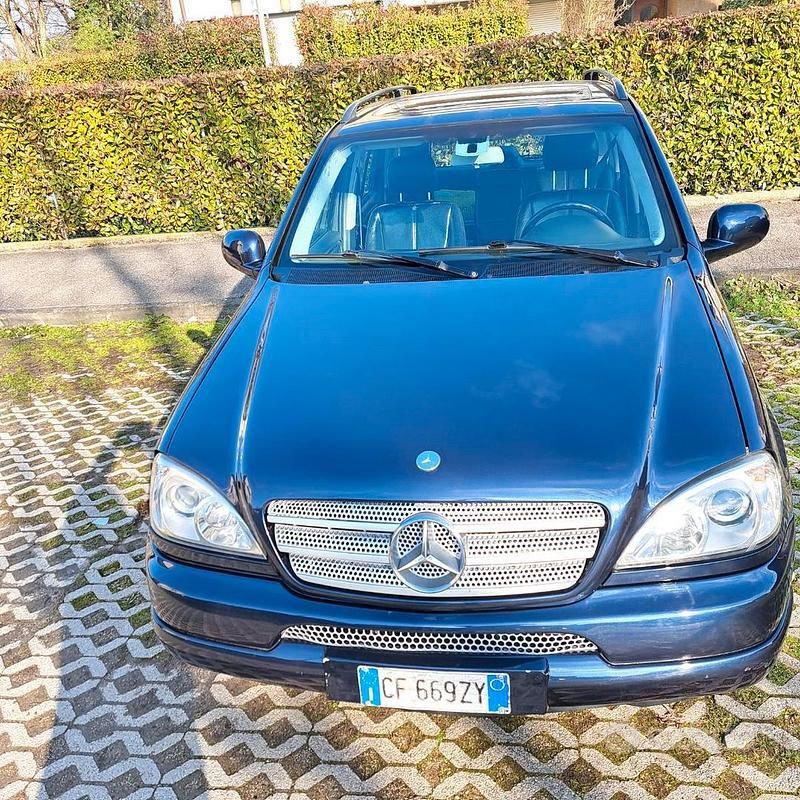 Begagnad Mercedes ML270 163 HK (119 kW) 2001 Blå SUV