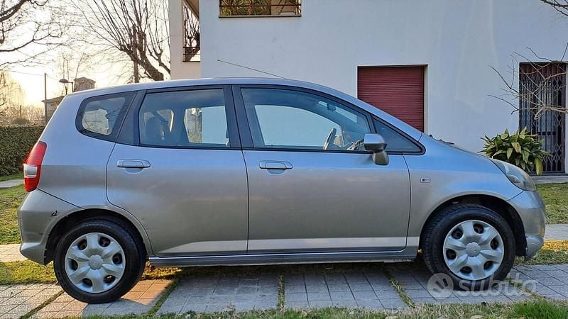 Usata Honda Jazz 77 CV (56 kW) 2005 Grigio Utilitaria
