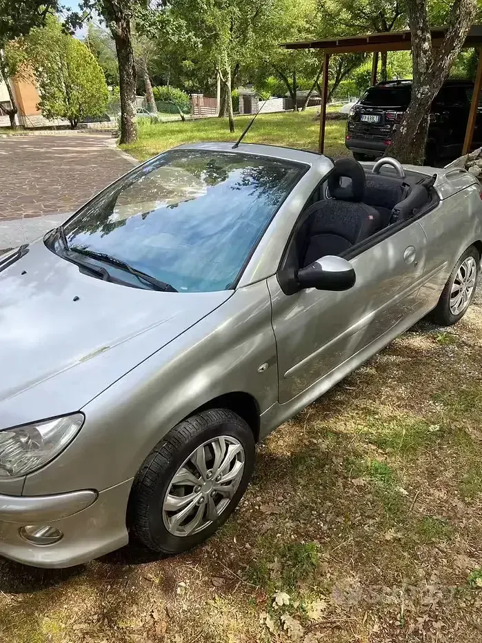 Usata Peugeot 206 CC Quiksilver 109 CV (80 kW) 2005 Grigio Cabrio