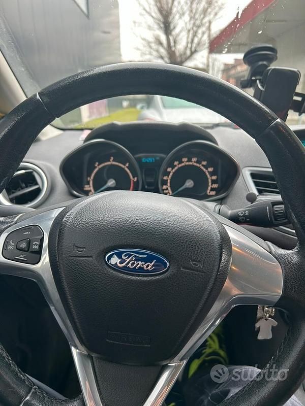 Usata Ford Fiesta 75 CV (55 kW) 2014 Blu Utilitaria