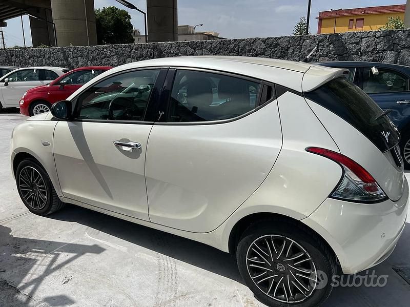 Usata Lancia Ypsilon 95 CV (69 kW) 2012 Bianco Utilitaria