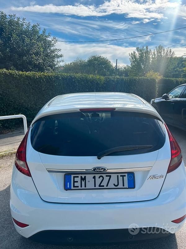 Usata Ford Fiesta 69 CV (50 kW) 2012 Bianco Utilitaria