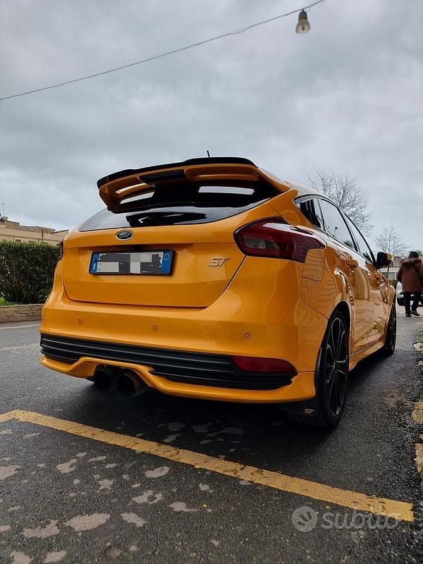 Usata Ford Focus ST 250 CV (183 kW) 2017 Giallo Berlina