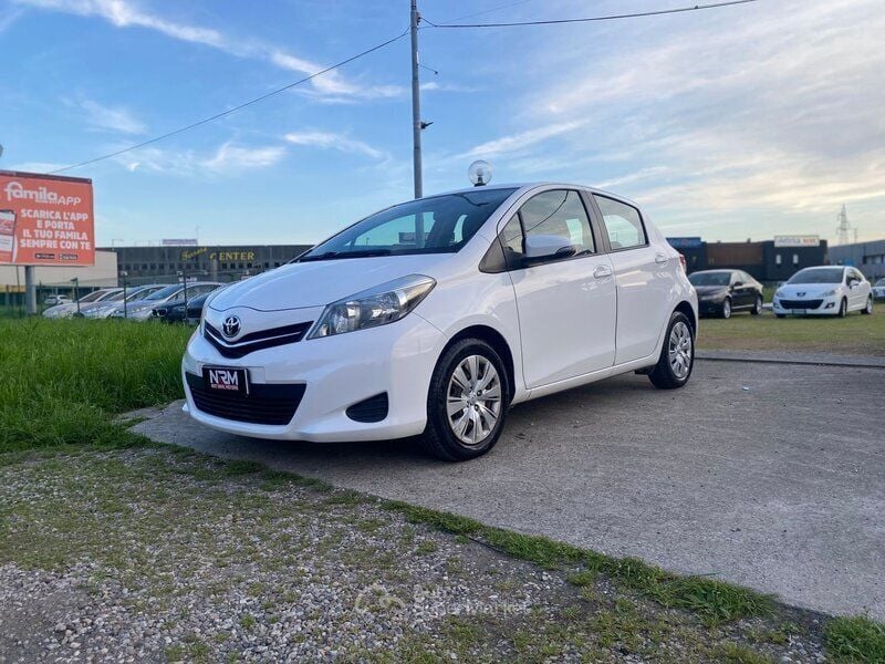 Bianco Usata 2013 Toyota Yaris Tre volumi | 6900 € - Immagine 1/4