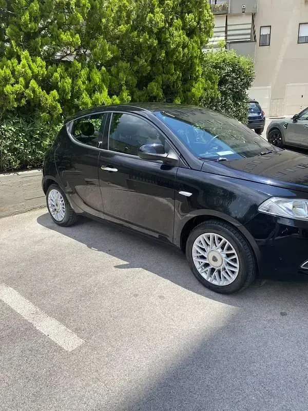Usata Lancia Ypsilon Silver 116 CV (85 kW) 2015 Nero Utilitaria