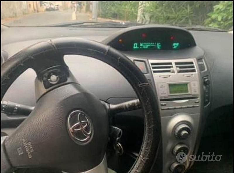 Usata Toyota Yaris 87 CV (63 kW) 2008 Nero Utilitaria
