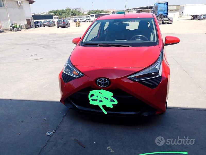 Usata Toyota Aygo 72 CV (52 kW) 2021 Rosso Utilitaria