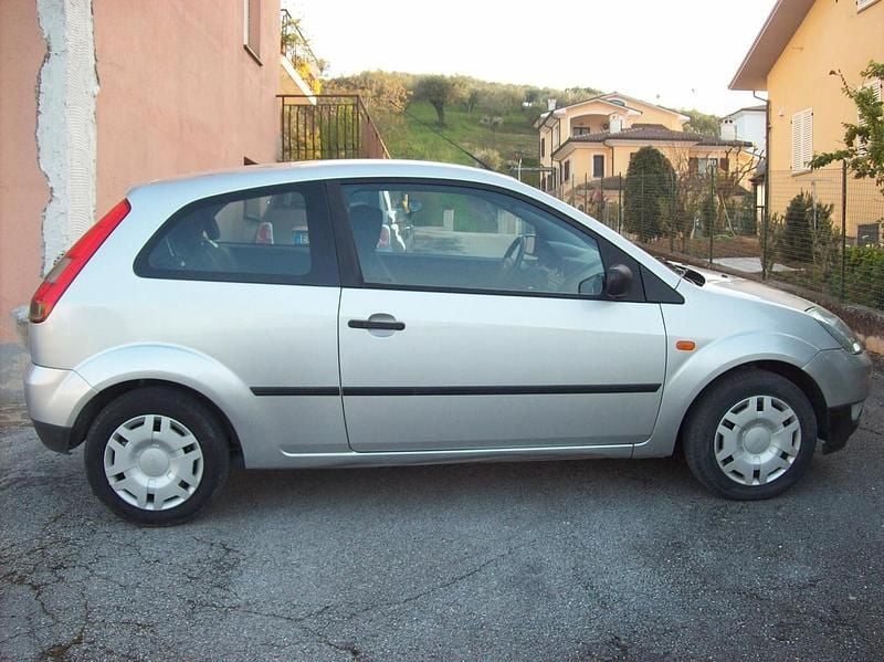 Gebraucht Ford Fiesta 68 PS (50 kW) 2004 Silber Kleinwagen