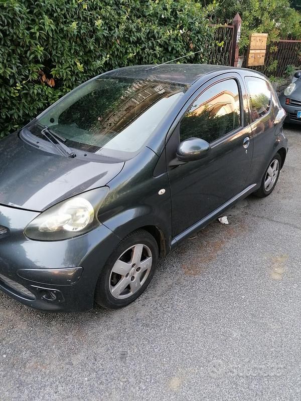 Usata Toyota Aygo 68 CV (50 kW) 2005 Grigio Utilitaria