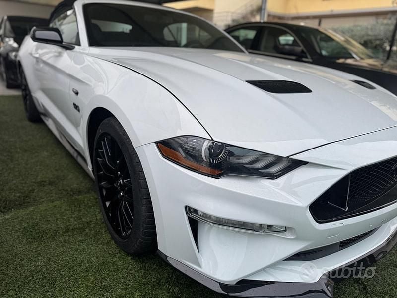 Usata Ford Mustang GT Convertible 460 CV (338 kW) 2021 Bianco Cabrio