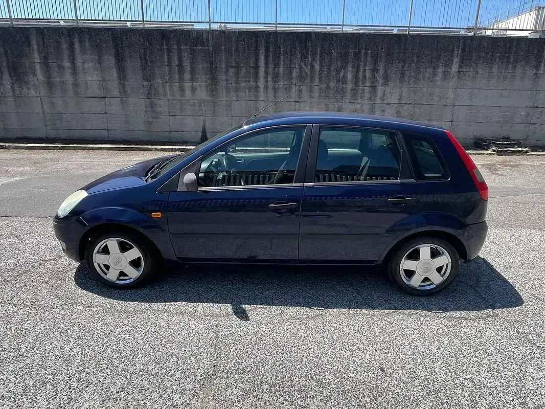 Usata Ford Fiesta Ambiente 68 CV (50 kW) 2003 Blu/azzurro Utilitaria