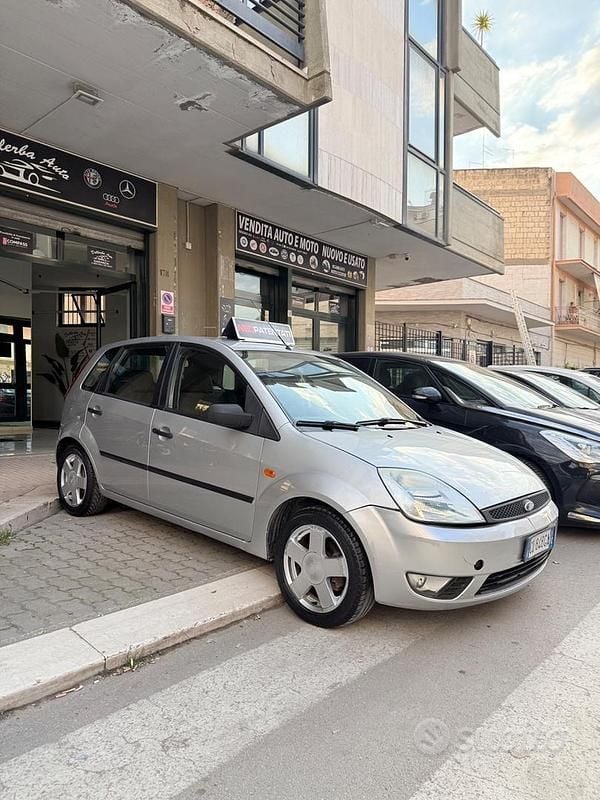 Usata Ford Fiesta Ghia 70 CV (51 kW) 2005 Grigio Utilitaria