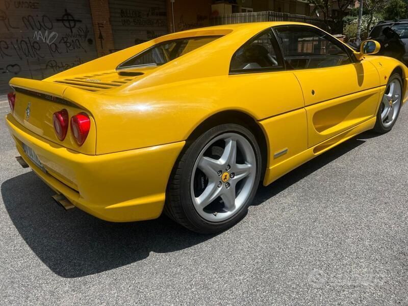 Usata Ferrari F355 381 CV (280 kW) 1999 Giallo Coupé
