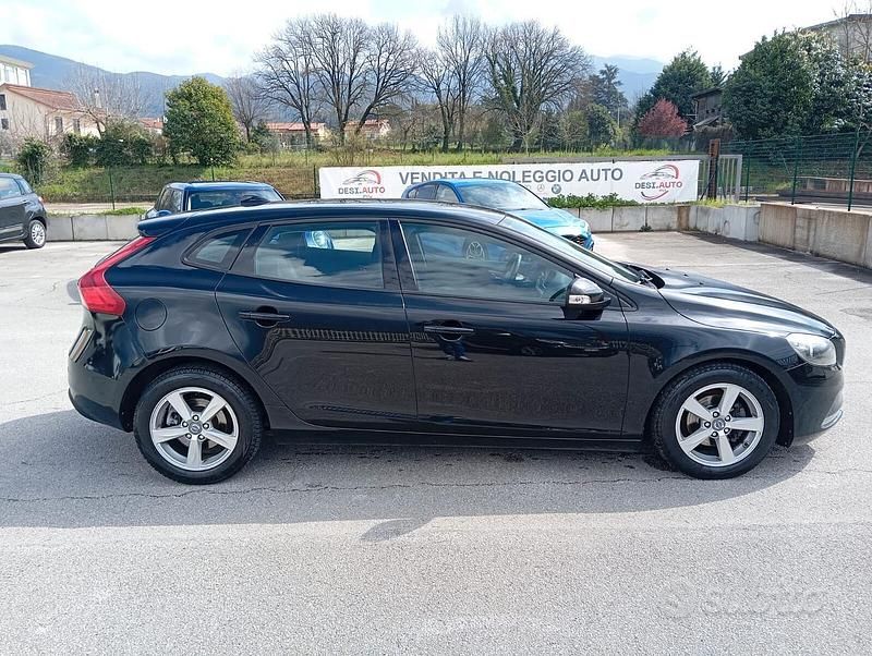 Usata Volvo V40 Summum 114 CV (83 kW) 2014 Nero Berlina