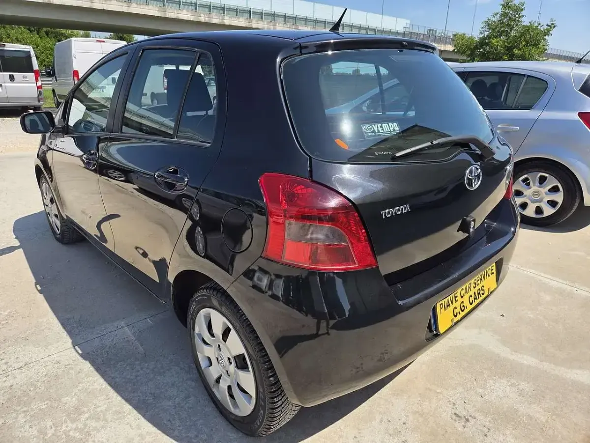 Usata Toyota Yaris Sol 69 CV (50 kW) 2008 Nero Utilitaria