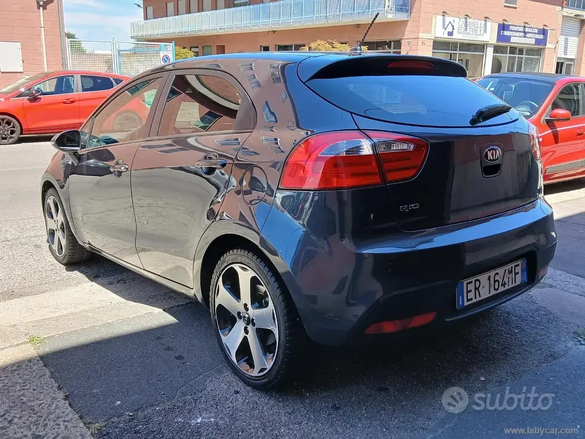 Usata Kia Rio 90 CV (66 kW) 2013 Grigio Berlina