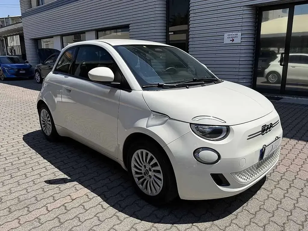 Usata Fiat 500e Action 42 kW (58 CV) 2022 Bianco / pastello Utilitaria