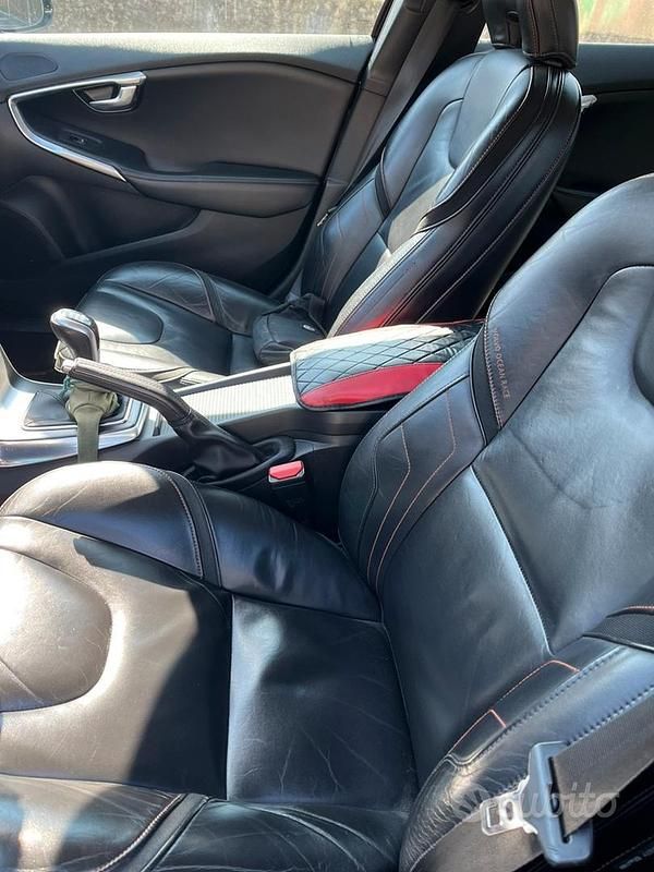 Usata Volvo V40 Ocean Race 120 CV (88 kW) 2017 Nero Berlina