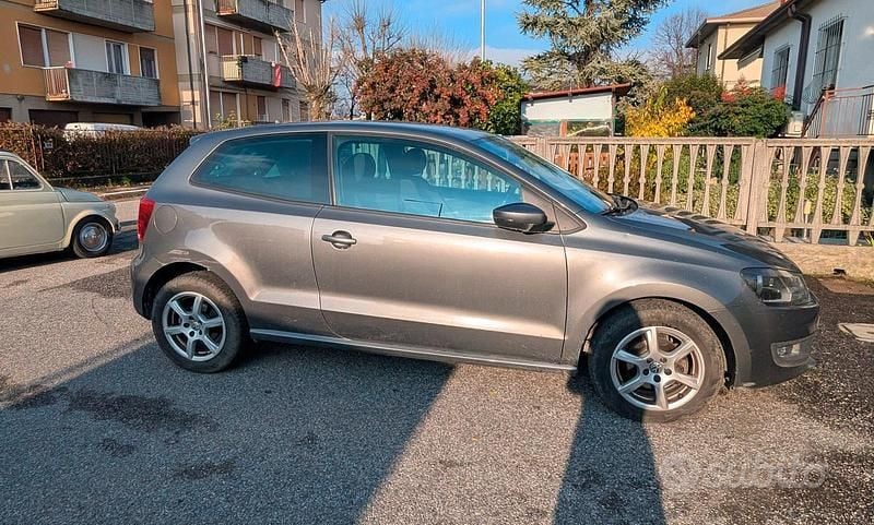 Grigio Usata 2011 VW Polo Due volumi | 2500 € (Super prezzo) - Immagine 1/4