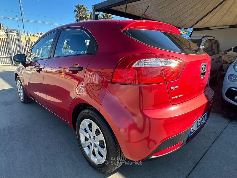 Usata Kia Rio 84 CV (61 kW) 2012 Rosso Berlina