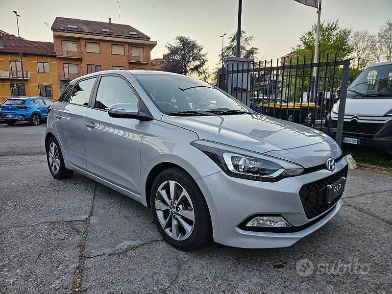 Käytetty Hyundai i20 Style 75 HP (55 kW) 2017 Harmaa Sedan