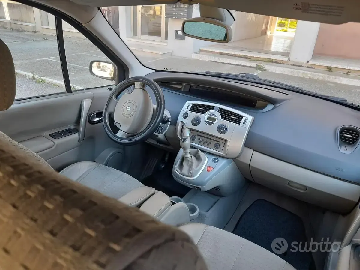 Usata Renault Scenic E-Tech 64 CV (47 kW) 2005 Grigio Monovolume