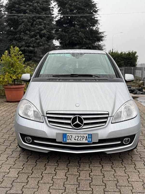 Argento Usata 2009 Mercedes A150 Avantgarde Tre volumi | 4990 € (Buon prezzo) - Immagine 1/4