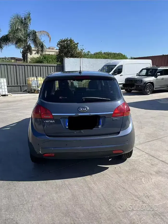 Usata Kia Venga 90 CV (66 kW) 2017 Grigio Utilitaria