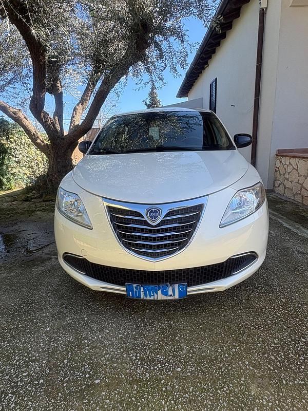 Usata Lancia Ypsilon Gold 95 CV (69 kW) 2012 Bianco Utilitaria
