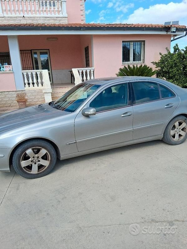 Usata Mercedes E270 177 CV (130 kW) 2002 Grigio Berlina