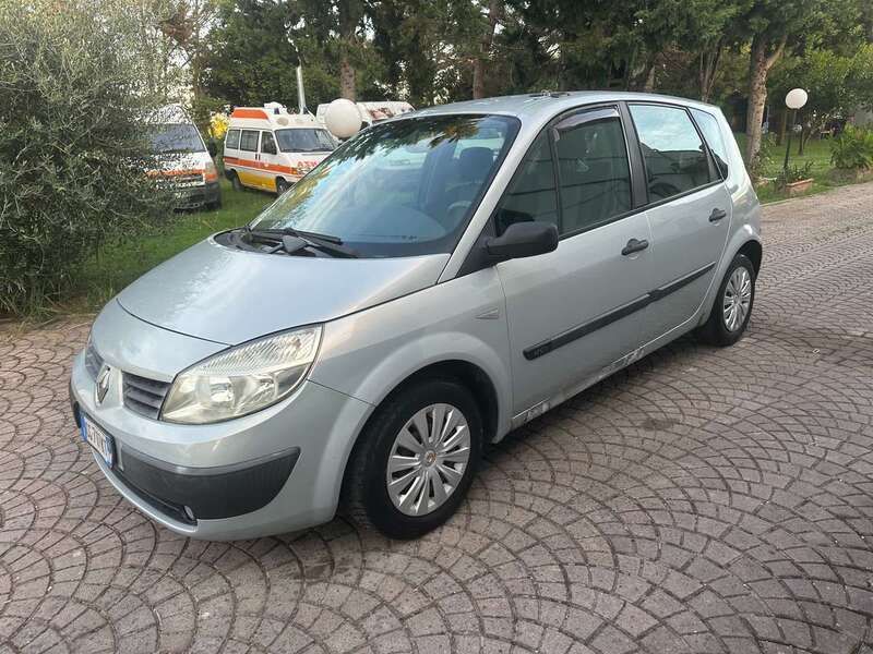 Usata Renault Scénic II Dynamique 82 CV (60 kW) 2004 Argento Monovolume