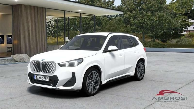 Nuova BMW iX1 M Sport 150 kW (204 CV) 2026 Alpin white pastello SUV