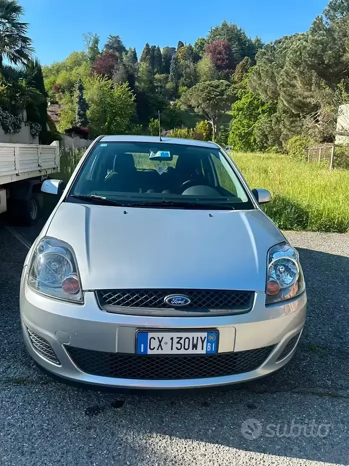 Usata Ford Fiesta 75 CV (55 kW) 2006 Grigio Utilitaria