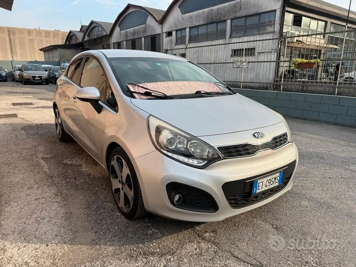 Usata Kia Rio Active 90 CV (66 kW) 2013 Grigio Berlina