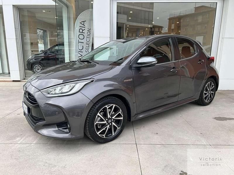 Grigio Usata 2020 Toyota Yaris Hybrid Trend Tre volumi | 16.500 € (Buon prezzo) - Immagine 1/4
