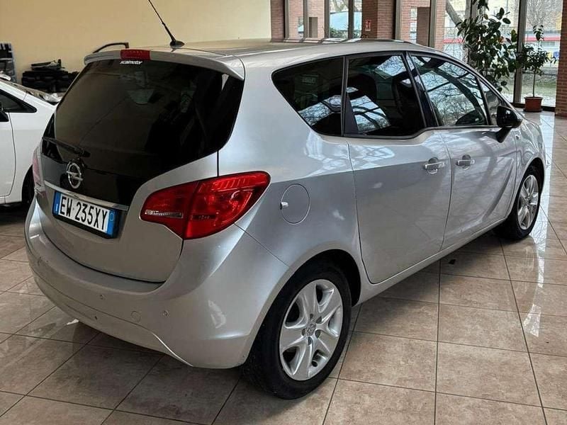 Argento Usata 2014 Opel Meriva Design Edition Monovolume | 5500 € (Buon prezzo) - Immagine 1/4