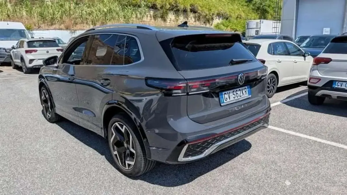 Usata VW Tiguan R-line 150 CV (110 kW) 2024 Grigio SUV