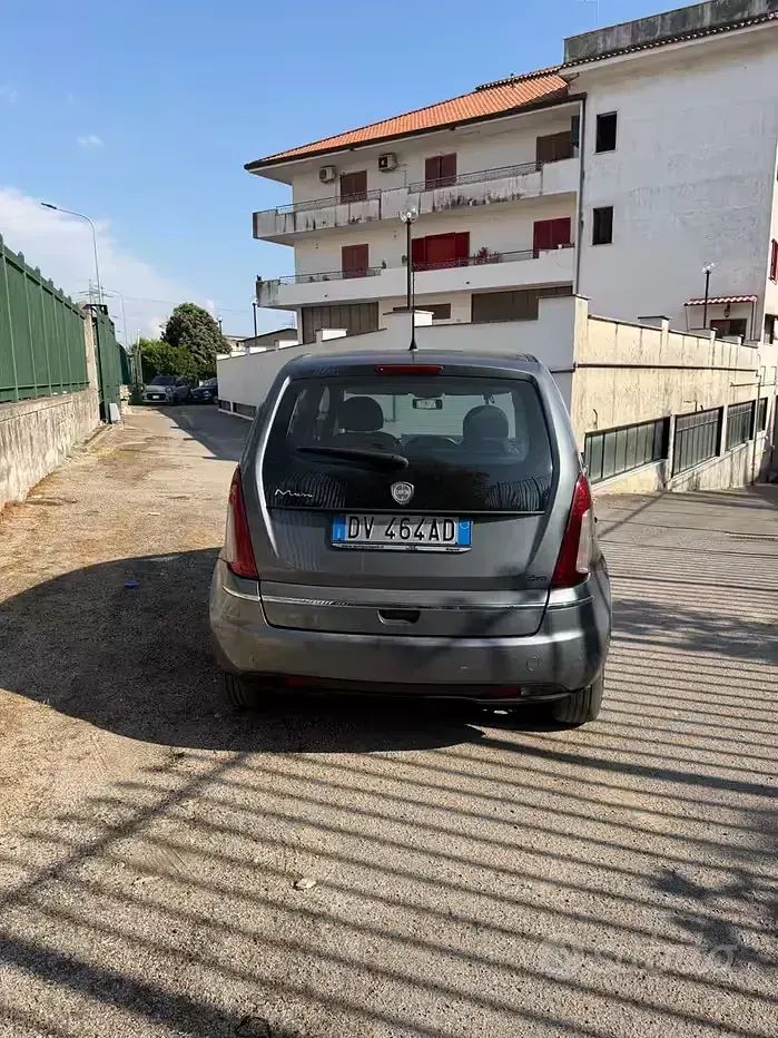 Usata Lancia Musa 90 CV (66 kW) 2008 Grigio Monovolume