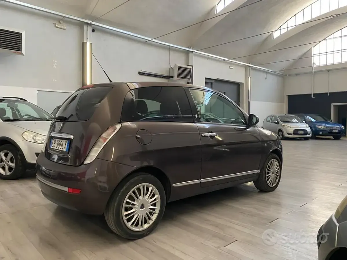 Occasion Lancia Ypsilon 60 PK (44 kW) 2010 Paars Hatchback