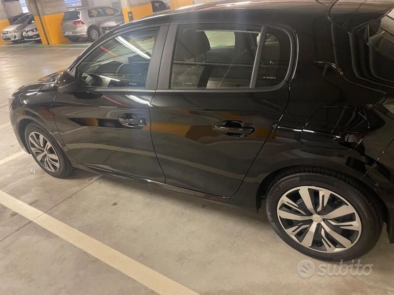 Usata Peugeot 208 102 CV (75 kW) 2023 Nero Utilitaria