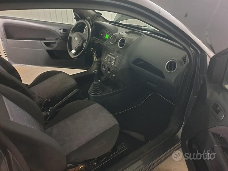 Usata Ford Fiesta 49 CV (36 kW) 2007 Grigio Utilitaria