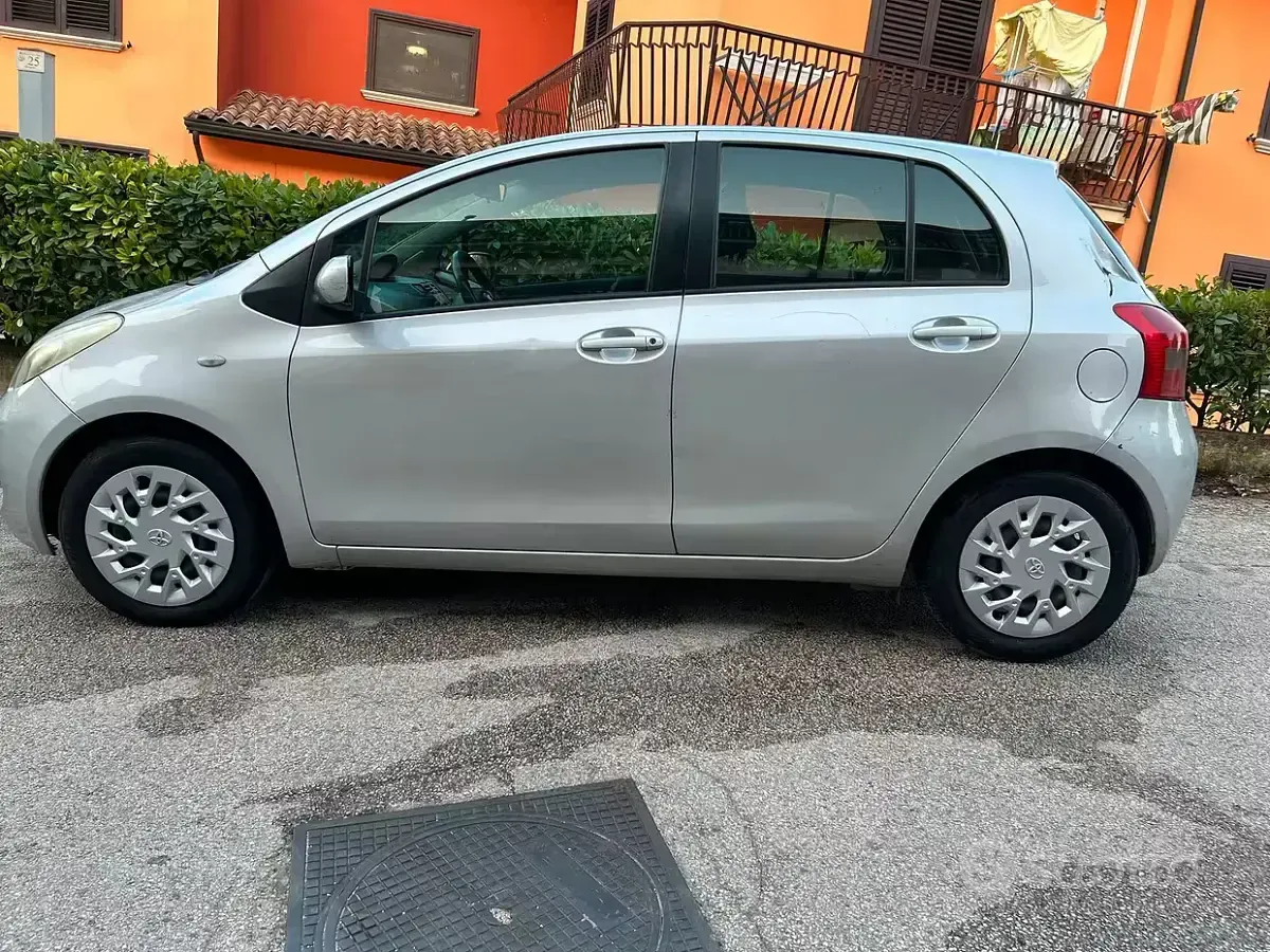 Usata Toyota Yaris Luna 86 CV (63 kW) 2007 Grigio Utilitaria