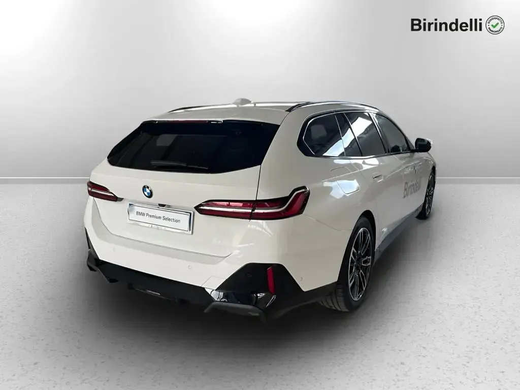 Usata BMW 520 Comfort Edition 197 CV (144 kW) 2024 Alpin white pastello Station wagon