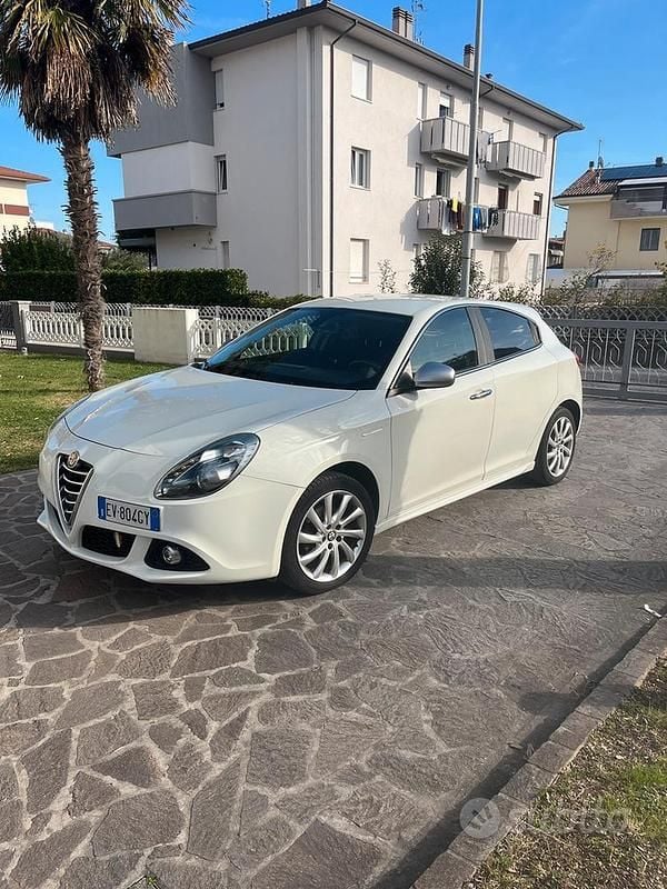 Usata 2014 Alfa Romeo Giulietta Tre volumi | 9200 € (Buon prezzo) - Immagine 1/4