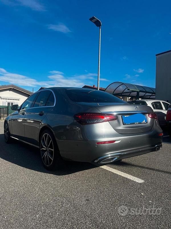 Usata Mercedes E200 163 CV (119 kW) 2024 Grigio Berlina