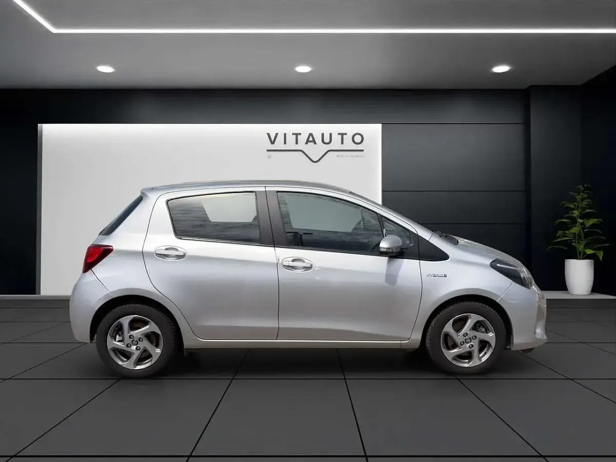 Usata Toyota Yaris Hybrid Active 73 CV (53 kW) 2016 Argento Berlina