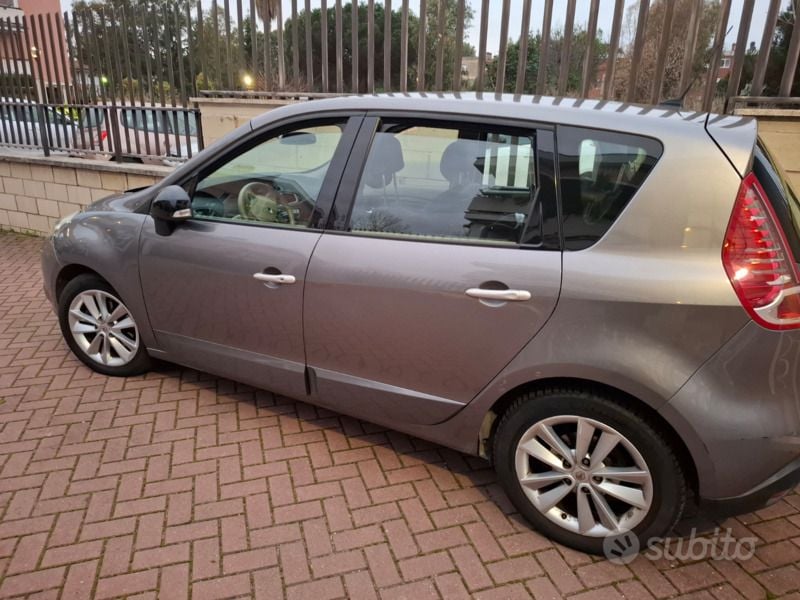 Usata Renault Scénic III 110 CV (80 kW) 2011 Grigio Monovolume