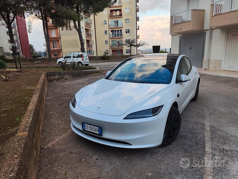 Usata Tesla Model 3 RWD 208 kW (283 CV) 2025 Bianco Berlina