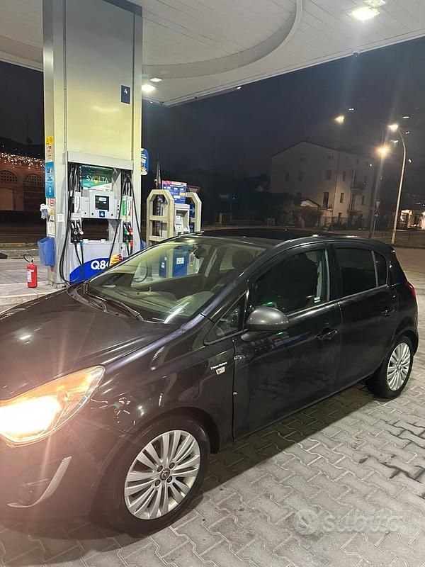 Usata Opel Corsa 54 CV (39 kW) 2012 Nero Berlina