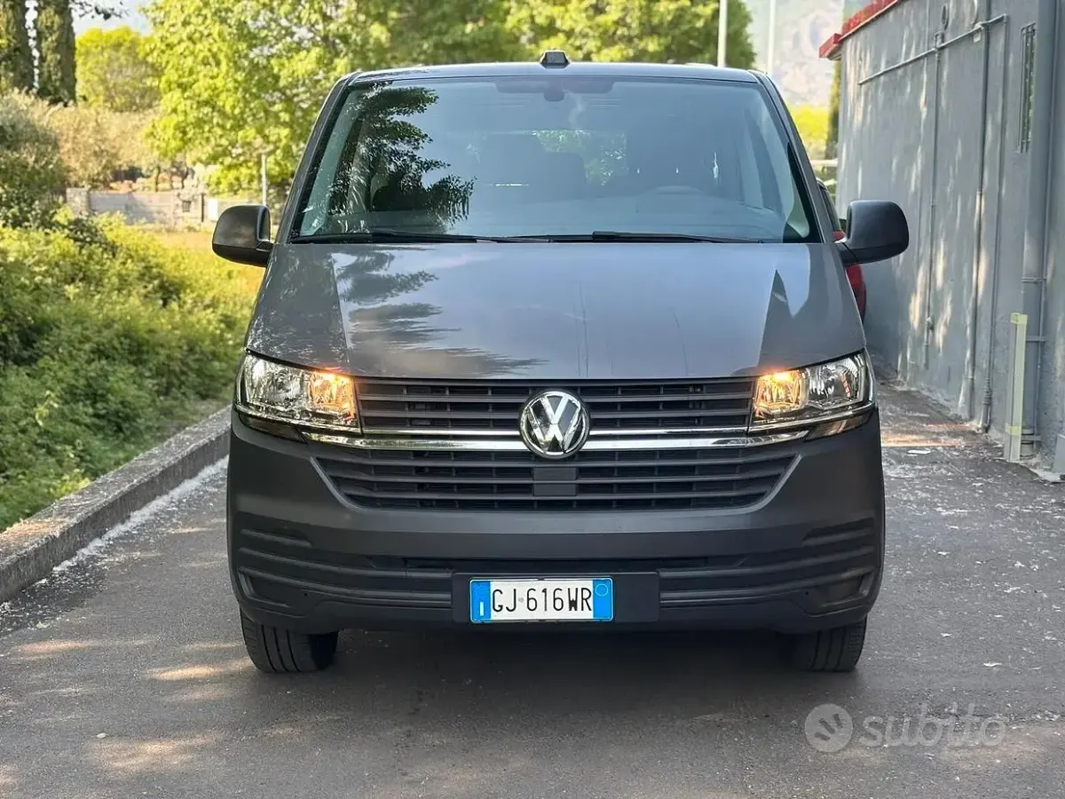 Gebraucht VW Caravelle Trendline 110 PS (80 kW) 2022 Grau Van